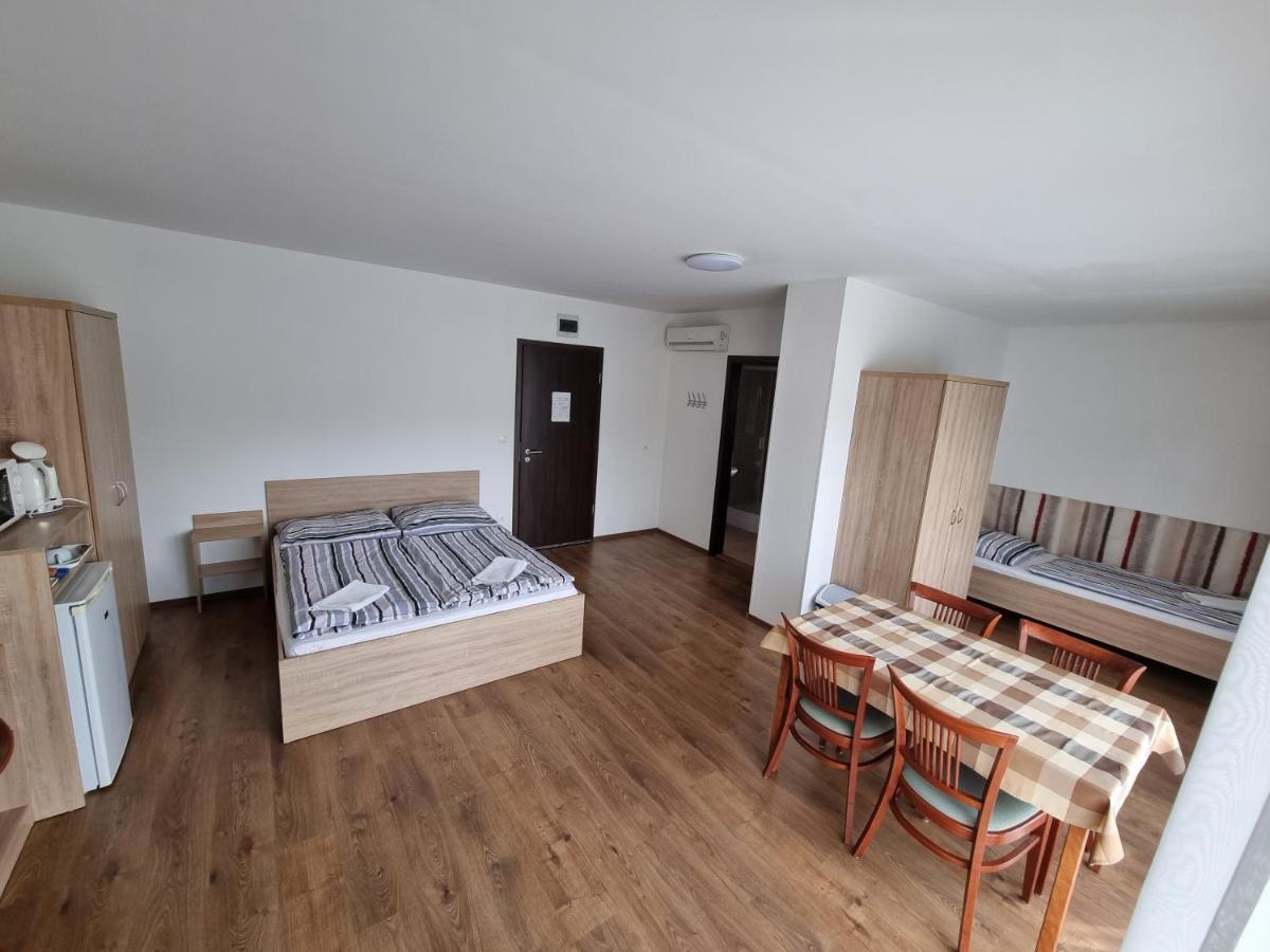 Adam Apartmanhaz Шиофок Номер фото